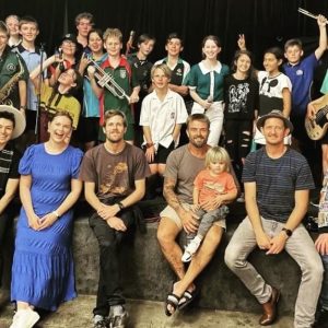 Xavier Rudd surprises local kids to offer support