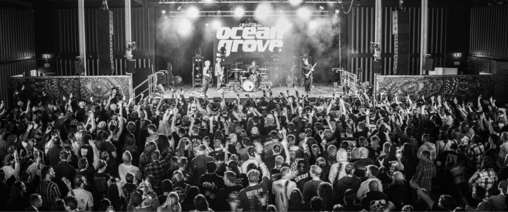 a crowd watches ocean grove at the station on the sunshine coast