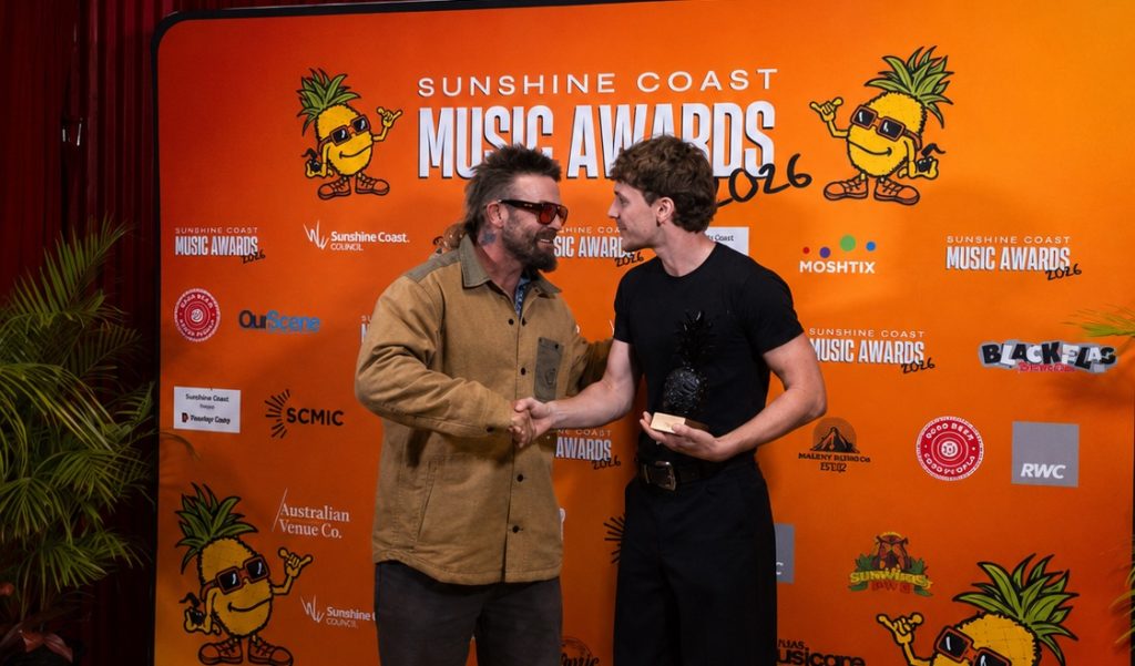 Xavier Rudd shaking hands with Che Burns
